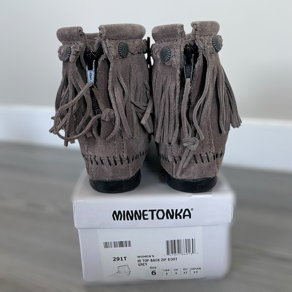 NEW Minnetonka Gray Suede Fringe Flat Boho Hippie Booties - Size 6 - Picture 5 of 16
